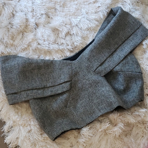 💎Elegant 💎  Off shoulder grey crop top - Picture 1 of 4